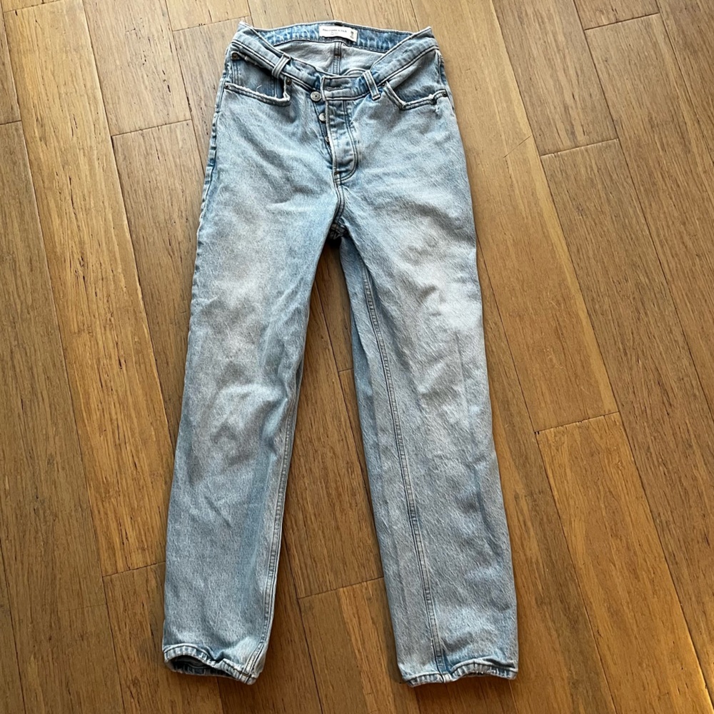 Abercrombie & Fitch The Dad High Rise Jeans - Criss-cross Button Fly 2/26 Short